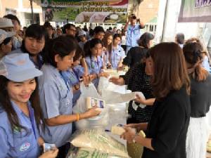 กระทรวงอุตสาหกรรมตั้งเป้าสิ้นปีนี้ช่วยขายข้าวให้ชาวนา 7-8 พันตัน