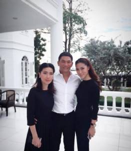 นานๆ เห็นที “เพลง” โพสต์ภาพร่วมเฟรม “พ่อเอ๋-แม่ตู่” บอกรักคุณเท่าฟ้า