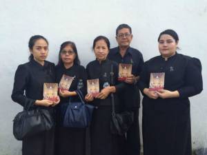 พสกนิกรไทย-ต่างชาติทั่วทุกสารทิศ สวมชุดดำไว้ทุกข์มาสักการะพระบรมศพอย่างเนืองแน่น