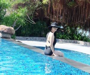 มีลูกก็แซ่บได้!! "เปิ้ล ธันยาธนัส" สวมชุดว่ายน้ำ โชว์เต้า อวดบั้นท้ายสุดเป๊ะ