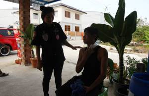 2 หนุ่ม รปภ.นั่งก๊งเหล้าขาว เพื่อนเปิดเพลงไม่ถูกใจ คว้าคัตเตอร์กระหน่ำปากคอ