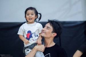 คืนดีกันแล้ว? “ตั้ม เดอะสตาร์” อุ้มลูกสาว “น้องเฌอตาร์” มาเล่นบาส