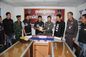 ตำรวจน้ำพองรวบหนุ่มลาวขนยาบ้ากว่า 12,000 เม็ด