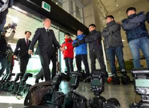 S. Korea, Japan sign controversial intelligence deal