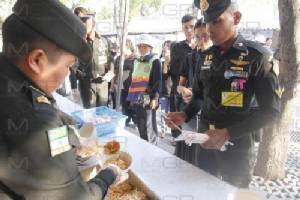 สมเด็จพระบรมฯ พระราชทานอาหาร ตลอด 4 มื้อแก่พสกนิกร