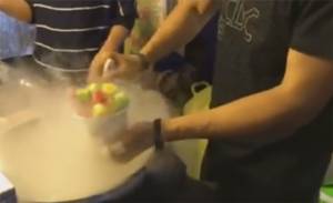 “ขนมควันทะลัก” กินได้ไม่อันตราย ย้ำรอ “ไนโตรเจนเหลว” ระเหยหมดก่อน อย่าสัมผัส-สูดดมโดยตรง