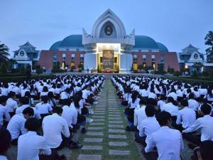 นศ.มรภ.สุราษฎร์ฯ กว่า 2 พันคน รวมตัวนั่งสมาธิเพื่อพ่อหลวง รัชกาลที่ ๙