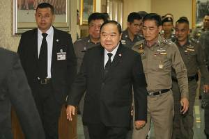 “บิ๊กป้อม” ไม่กังวลจับ “พระธัมมชโย” ยันยังอยู่ในวัด ชี้ตำรวจคุมสถานการณ์ได้ ไล่สื่ออย่าถามอีก(มีคลิป)