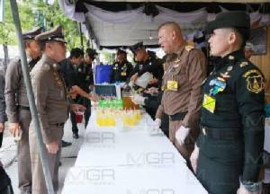 สมเด็จพระบรมฯทรงห่วงใยพสกนิกร กราบพระบรมศพพระบาทสมเด็จพระเจ้าอยู่หัว พระราชทานอาหาร 4 มื้อ