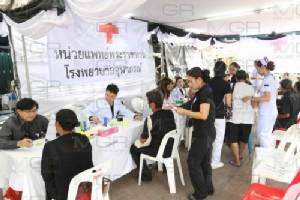 ฟ้าหญิงจุฬาภรณฯ พระราชทานอาหารพร้อมหน่วยแพทย์ดูแลประชาชนที่สนามหลวง