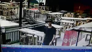 โจรแสบเห็นร้านโรตีย่านคลองหลวงหยุด 2 วัน ดอดขโมยถังแก๊สกล้องวงจรปิดจับภาพชัด (มีคลิป)