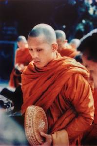 ตามรอยพระราชศรัทธา... ข้ามทะเล-บุกป่า กราบนมัสการพระรัตนตรัย