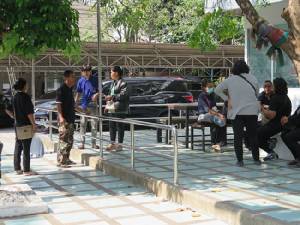 ญาติเหยื่อเครนถล่มย่านพระราม 9 ติดต่อขอรับศพกลับไปบำเพ็ญกุศล