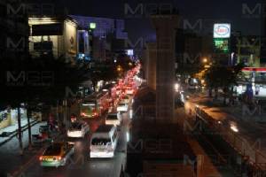 คนกรุงอ่วมปิดสะพานรัชโยธิน ผ่านพ้นวันแรกจราจรสุดวิกฤต