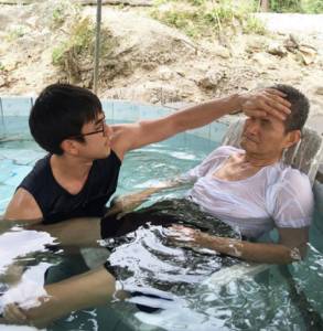 ภาพชวนประทับใจ “ณเดชน์” ลงบ่อน้ำร้อนพาพ่อบำบัดอาการความจำเสื่อม