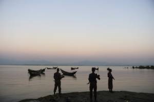 เรือโรฮิงญาหนีตายทหารพม่าล่มกลางแม่น้ำสูญหาย-จมน้ำนับสิบ