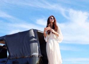 “มิว นิษฐา” สวยแข่งท้องฟ้าท้าแสงแดดที่เวียดนาม
