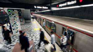“ลอสแองเจลิส” เพิ่มรักษาความปลอดภัยรถไฟฟ้า หลังต่าง ปท.แจ้งเตือนภัย