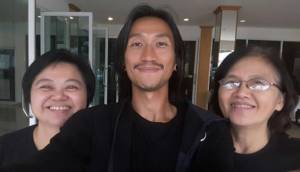แม่ "ตูน บอดี้สแลม" ร่วมให้กำลังใจลูกชายในวันที่พักก้าวหนึ่งวัน