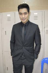 “โอม” ไม่แคร์ เหมาตูดรถ 3 คันรวด แจงอุบัติเหตุปกติ โปรดอย่าดรามา