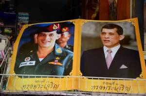 ชาวอ่างทองเริ่มเก็บหนังสือ-พระบรมฉายาลักษณ์ “รัชกาลที่ 10” ไว้บูชาที่บ้าน