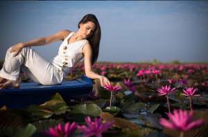 สวยจนไม่อาจละสายตา “ญาญ่า” กับความงดงามเต็มเฟรมในท้องทุ่งทะเลบัวแดง