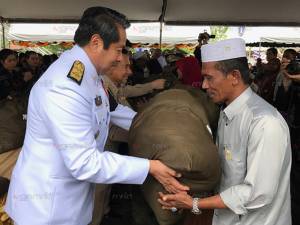 “สมเด็จพระเจ้าอยู่หัว” พระราชทานทรัพย์ส่วนพระองค์จัดหาถุงยังชีพช่วย ปชช.ประสบภัยน้ำท่วม