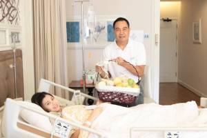หายห่วง! “บิ๊กอ๊อด” รุดเยี่ยมภรรยา “อุ้ม” พร้อมดูแลอย่างใกล้ชิด