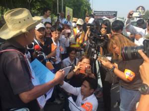 ดีเอสไอยันใช้กฎหมายกดดันแทนปะทะโล่มนุษย์ธรรมกาย