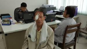 มอบตัวแล้วสองวัยรุ่นทำกระสุนพลาด ใส่ตาชายวัย 65 จนบอดสนิท