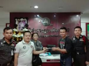 หนุ่มภูเก็ตเก็บเป๋าเงินหล่นศาลเจ้าพ่อพญาแล โร่ขึ้นโรงพักแจ้งหาเจ้าของจนเจอ