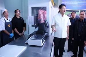 ผู้ว่าฯโคราชชมร้านสาธิตเนื้อหมูอนามัยซีพีเอฟ