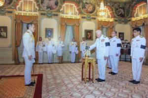 สมเด็จพระเจ้าอยู่หัว ให้องคมนตรี-รัฐมนตรีที่แต่งตั้งเพิ่มเติม เฝ้าถวายสัตย์ฯ