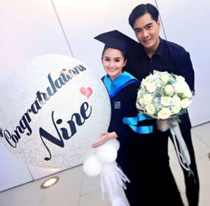 “เคลลี่” หอบดอกไม้ช่อใหญ่ ร่วมยินดีแฟนสาว “นาย ชนุชตรา” จบปริญญาโท