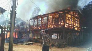 เศร้า!ไฟไหม้บ้านชาวปางมะผ้าวอด เด็ก 4 ขวบถูดคลอกดับคากองเพลิง