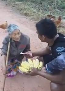 ประทับใจ “บัวขาว” จ่ายเงินซื้อกล้วยแต่ไม่รับเงินทอนจากคุณยาย (คลิป)