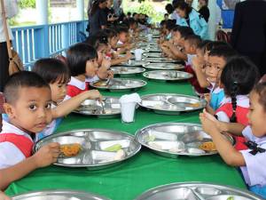 นราธิวาสจัดโครงการน้ำพระทัยพระราชทานเลี้ยงอาหารกลางวันเด็ก