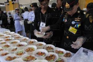 พระเจ้าอยู่หัวโปรดเกล้าฯพระราชทานอาหารแก่ ปชช.ตลอดทั้งวันที่สนามหลวง