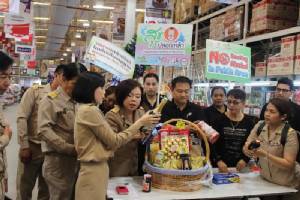 จันทบุรีสุ่มตรวจกระเช้าปีใหม่ สร้างความมั่นใจให้ผู้บริโภค