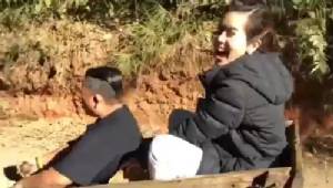 “โก๊ะตี๋” โชว์ลีลาขับฟอร์มูลาม้งคู่ “น้องไบรท์” (คลิป)