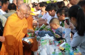 ชาวตราดทำบุญปีใหม่คึกคัก
