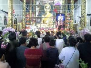 ชาวไทย-ลาวแห่กราบพระเจ้าใหญ่องค์ตื้อรับสิริมงคลวันปีใหม่