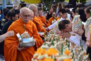 คิดสักนิดก่อนทำบุญตักบาตร เป็นคุณหรือโทษ/สรวงมณฑ์ สิทธิสมาน