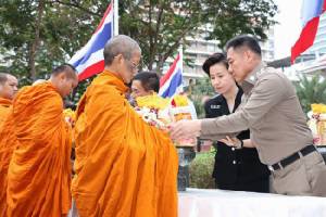 “บิ๊กแป๊ะ” ทำบุญใส่บาตรปีใหม่ ปลื้มผลงานปีที่ผ่านมา ยันเร่งคดีค้างเก่าวัดธรรมกาย