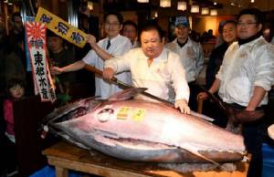 อึ้ง! เจ้าของเครือร้านซูชิดังญี่ปุ่นประมูลซื้อทูน่าตัวเดียว “74 ล้านเยน” รับปีใหม่