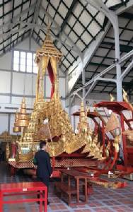 9 มกราคม ช่างสิบหมู่บูรณะพระมหาพิชัยราชรถ