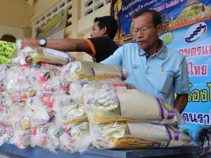 ก.เกษตรฯ แจกถุงยังชีพแก่ผู้ประสบอุทกภัยใน จ.นราธิวาส กว่า 700 ถุง