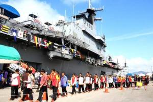 ทหารเรือพร้อมแล้วให้เด็กชมแสนยานุภาพทางทหารในวันเด็กแห่งชาติ