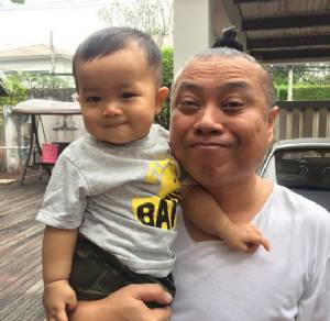 โชคดีไม่เหมือนพ่อ? ชมความน่ารัก “เป็ดน้ำ” ลูกชายดีเจ-พิธีกรผี “ป๋อง กพล”
