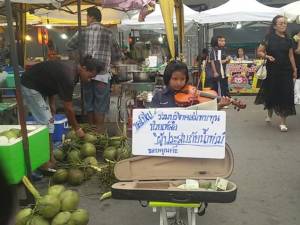 น้ำใจงาม! เล่นไวโอลินเปิดหมวกช่วยผู้ประสบภัยน้ำท่วม
